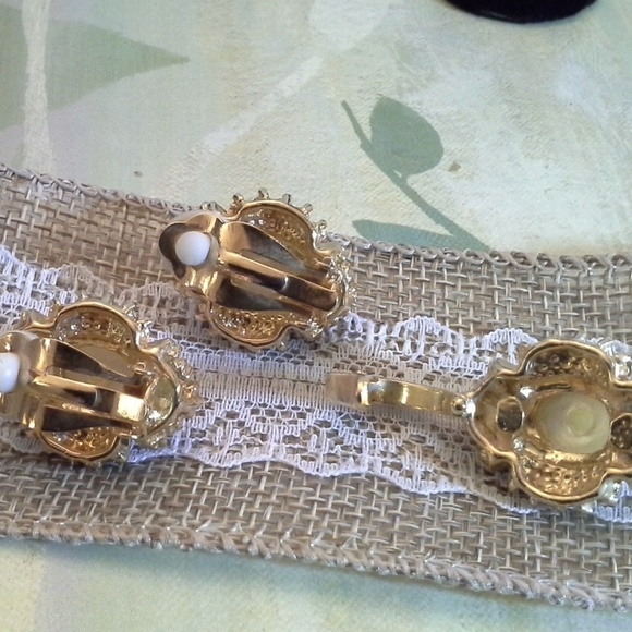 Simulated Pearls and Diamonds Jewelry Set - Picture 4 of 7